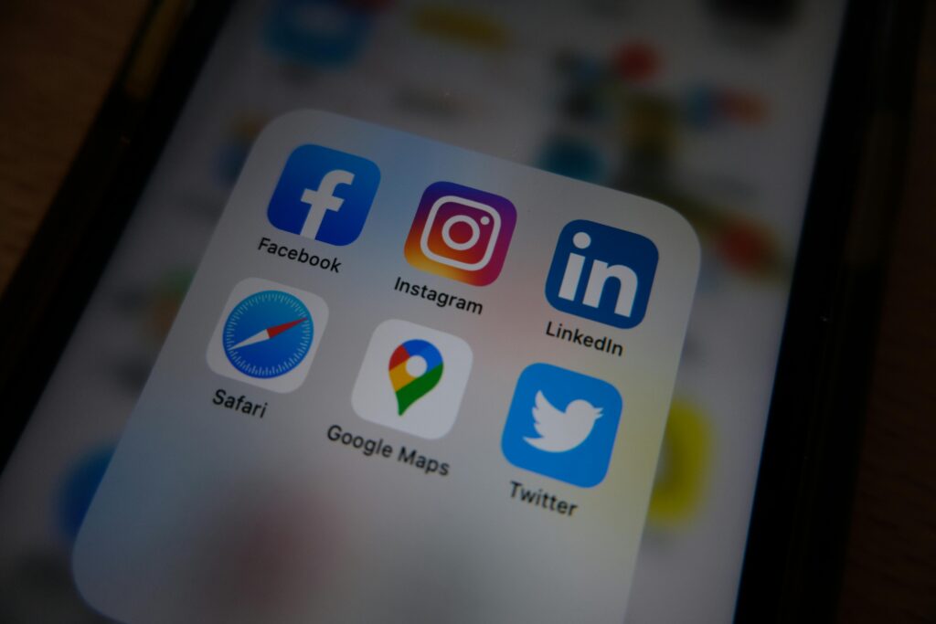 The image displayed is a phone scree filled with 6 apps: Instagram, Facebook, LinkedIn, Safari, Google maps and Twitter.